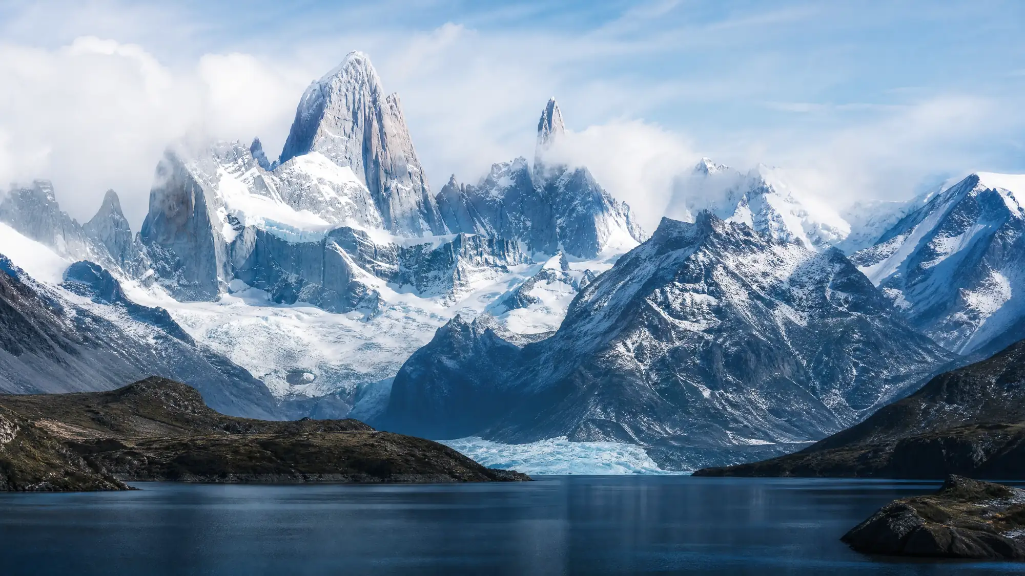 Planifica tu visita a la Patagonia chilena. Encuentra las tarifas de entrada actuales de CONAF, los horarios de autobuses desde Puerto Natales y compara excursiones guiadas de un día y trekkings.